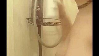 En la ducha, mojándome y preparándome para noche salvaje esta noche.