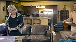 Блондинка кугуар с големи цици я чукат здраво всеки път