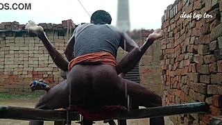 साली बाहर भीग गई, तो देसी स्टाइल में हार्ड बांग की