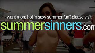 在Summersinners公共脱衣，与狂野业余团体