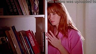 Raven se despe nua para foda missionária crua em cena de fantasia retro