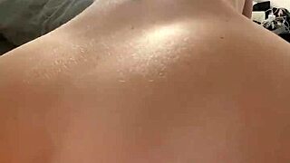 Sesi modeling jadi liar dengan seks kontol besar di rumah.