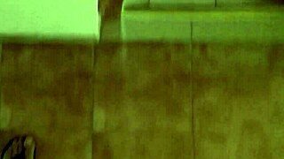 Teen Junge schockiert, französische Stiefmama beim Masturbieren im Schlafzimmer zu sehen