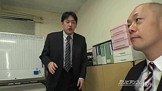 Cantik Asia dengan tits besar dalam surprise botak