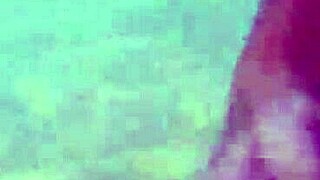 Wow, questa milf italiana brama cazzo in spiaggia! Succhia e scopa sott'acqua davanti a tutti