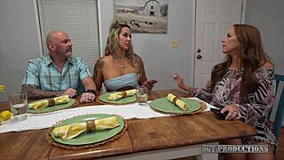 Figliastra Seducente Scopa il Padrigno sul Tavolo Mentre la Matrigna è Via