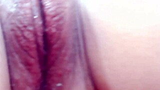 Pieni kiinalainen tyttö itkee ottamalla ensimmäisen ison kyrvän poikaystävältä intensiivisessä interracial-naidossa