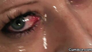 Ta friska punčka dobi masivno spermo na obraz