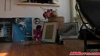 Popo tıkacı takılı MILF topuklularla değerli amını oynatıyor