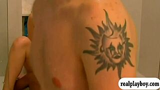 Zwei Swinger-Paare tauchen in dampfenden Vierer-Sex in der Badewanne ein.