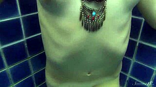 Szőke medence baba Wendy levetkőzik meztelenül víz alatti úszáshoz