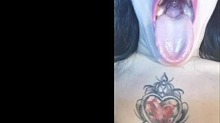 Hej, jsem jen roztomilá teen 18+ toužící po tobě v mých pěkných ústech se špinavým povídáním