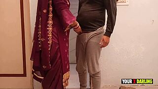 Punjabi Bhabhi hrepeni po Biharijevem kurcu v kopalnici pička igra