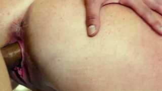 Yetişkin Zamanı - Bakire 18+ Genç Adamın En Yakın Arkadaşının Üvey Annesini Tek Başına Mastürbasyon Yaparken Yakaladı!