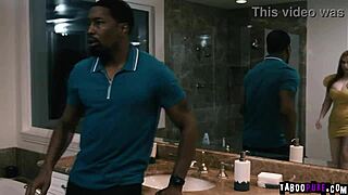 Lauren Philips spelar fotsex med Isiah Maxwell under bordet innan vild lek