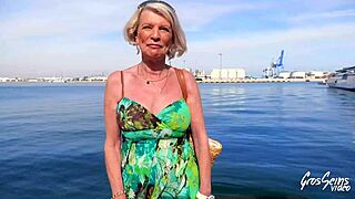 Η Eva Delage λάμπει ως 70χρονη πορνοστάρ