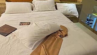 Hårt möte på hotellet med gammal vän i hundstil med snygg brud