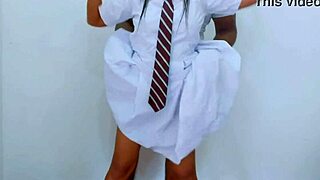 स्कूल के बाद जोड़ा गीली मोज़े और टाइट अंडरवियर में जोर से चुदाई करता है