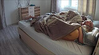 Уау, любовникът чука секси блондинка MILF Фрина здраво в спалнята!