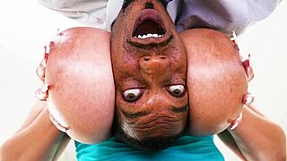 سوداء كبيرة، أنت تمصين زب الغريب الأسود الكبير؟ يا إلهي، يا فتاة، أظهري مؤخرتك السمينة!