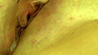 Съблазнителни лесбийки се лижат и пръстят една друга с диво желание