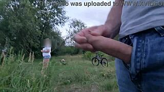 이 큰 가슴 금발 낯선 사람 근처에서 자위하며 너무 흥분돼