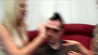 Rad gledam oblečene ženske, ki dominirajo golim moškim.