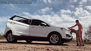 रिस्की रोडसाइड सेक्स हॉट ब्लॉन्ड कपल पब्लिक कार में कैच