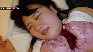 Proč se nepodívat na tu roztomilou asijskou babe, jak tvrdě jezdí?