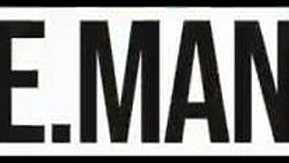 Bujna kučka puši veliki kurac napolju i guta spermu