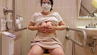 Lihat Milf Asia Gemuk Masturbasi di Toilet Umum Saat Jeda Belanja.