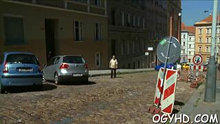 Старец примамва млада 18+ кучка в грубо съблазняване.