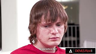 Wow! Lauren Phillips a její velké prsa MILF titty fuck teen stepsona ve divoké akci! Devils Film dodává!