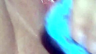 Knuller min sædfylte fitte med Dino-dildo føles så vilt! 🔥