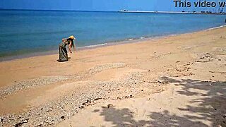 Dolg obleka skriva brez hlačk na javni plaži, flasha