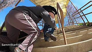 Hej, podívej na Sammi Starfish, jak strhává kalhoty v pranks v public!