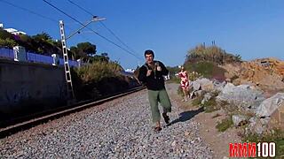 La bionda francese prende cazzo grosso in culo sulla spiaggia