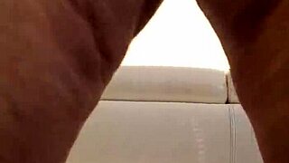 Moglie cicciona di 60 anni si spoglia per rivelare il suo corpo nudo peloso per te