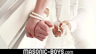 טין חם בן 18+ מקבל תחת צר מטופל באצבעות ומטופל ביד