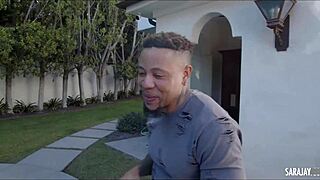 وكيلة عقارات فاحشة سارا جاي تأخذ زب كبير عميق