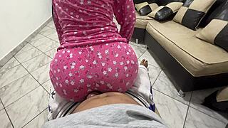 Enteada Senta no Colo do Padrasto, Movendo-se Sedutoramente em Vídeo Caseiro