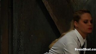 Voiko hän päästä vapaaksi? Armoton ruoskiminen hänen kytketyssä kehossaan ei jätä pakotietä.