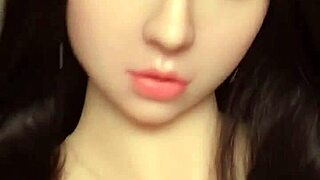 Mau ngewe boneka seks Elsie yang gemuk dengan wajah imut dan tetek besar?