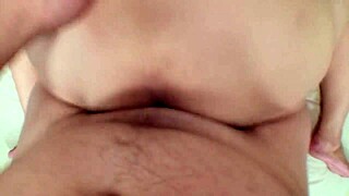 新保姆男友用玩具和鸡巴钻她的小穴