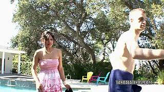 लैटिना गृहिणी लॉरी वर्गास की चूत को जोर से चोदा जाता है