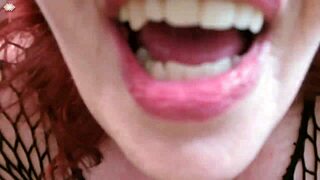 hei, haluatko nähdä punatukkaisen pawg dawnskyen sormittelevan isoa rasvaista perseään masturboitaessa?