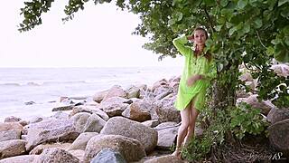 セクシーなバレリーナがソファーで官能的な動きで全裸になる