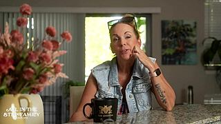 Nevlastní táta tvrdě orá nevlastní dceru, když prosí o výtrysk na její těsný prdel