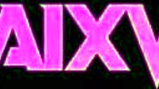 色情妖精动漫美女在街上诱惑随机男人？