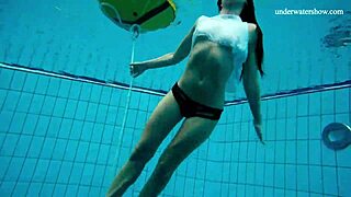 이 흥분한 청년 18+ 수영장 옆에서 빠르게 벗어 타이트 몸매 보여줘!